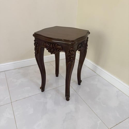 طاولة خدمه نحت