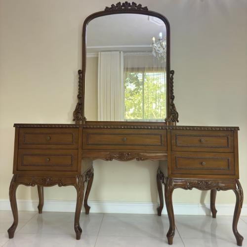 طاولة تزيين كلاسيك