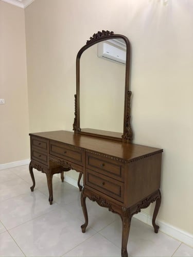 طاولة تزيين كلاسيك