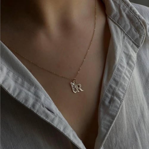 سلسال احرف مع الفراشة بتصميم أنيق يعكس اناقتك