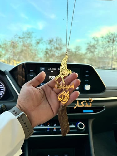 تعليقة سيارة عود مع رسمة الصقر