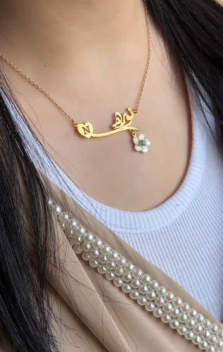 سلسال بالاسم مع حرف مطلي بالذهب ووردة أنيقة - لمسة...