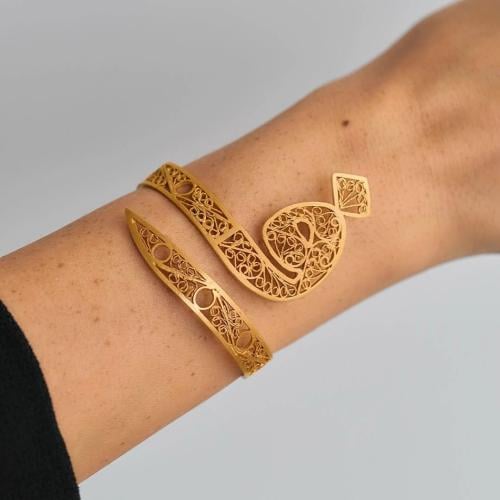 اسوارة بالحرف العربي تصميم أنيق مطلي بالذهب