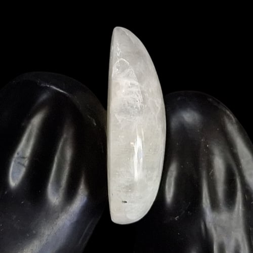 حجر القمر أبيض مع توهج أزرق طبيعي