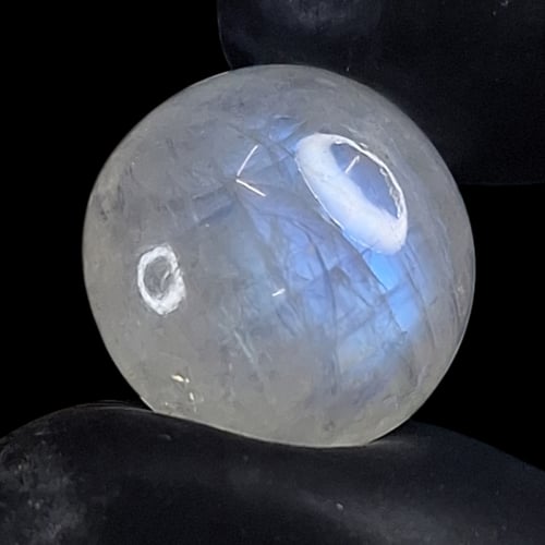 حجر القمر الطبيعي مفحوص و موثق بشهادة مختبر