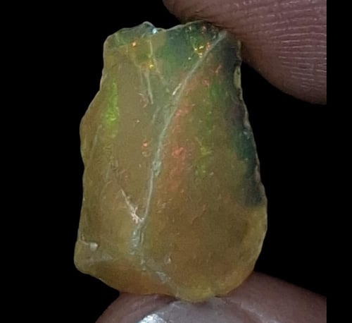 حجر اوبال خام طبيعي تحفة للإقتناء أو الإهداء