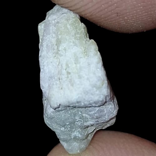 حجر فلورسنت خام طبيعي تحفة للإقتناء أو الإهداء