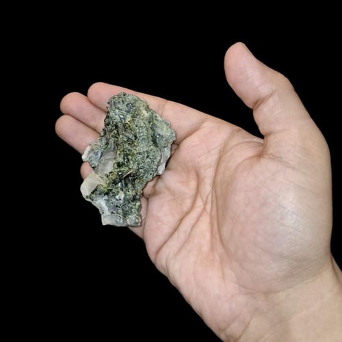 حجر خام طبيعي به العدييد من البلورات تحفة للإقتناء...