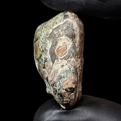 حجر عقيق داؤدي خام تحفة للاقتناء او الاهداء