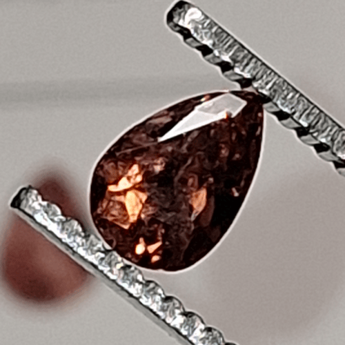 حجر التورمالين الطبيعي مفحوص و موثق بشهادة مختبر