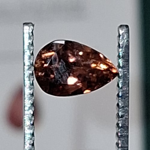 حجر التورمالين الطبيعي مفحوص و موثق بشهادة مختبر