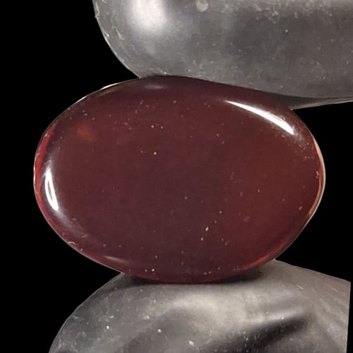 حجر عقيق طبيعي كبدي مفحوص و موثق بشهادة مختبر