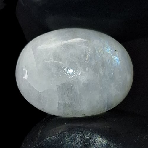 حجر القمر أبيض مع توهج رائع طبيعي