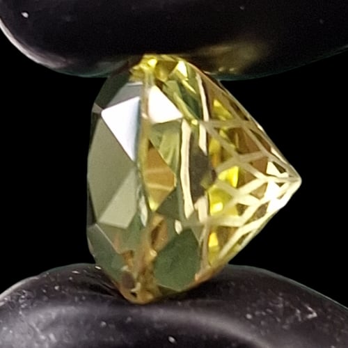 حجر سترين طبيعي مفحوص و موثق بشهادة مختبر