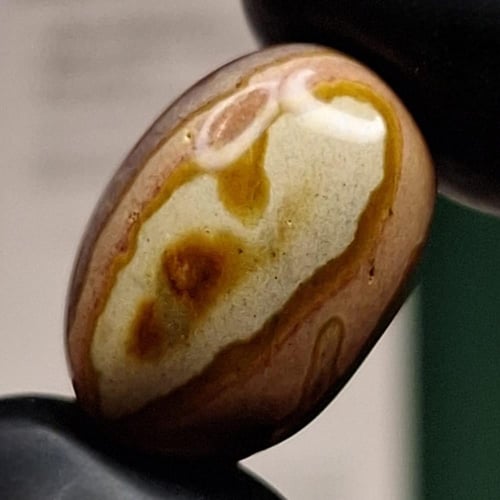 حجر عقيق طبيعي مفحوص موثق بشهادة مختبر