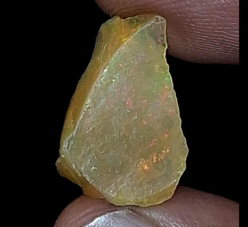 حجر اوبال خام طبيعي تحفة للإقتناء أو الإهداء