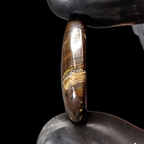 حجر ايرون تايغر بعروق ذهبية متموجة