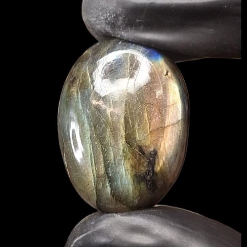 حجر طاؤوس متوهج طبيعي