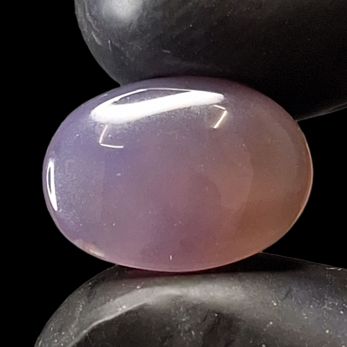 حجر عقيق بنفسجي طبيعي