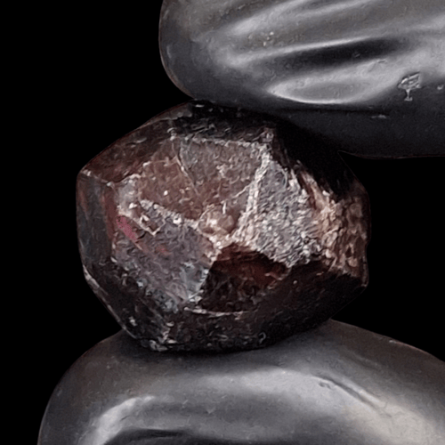 حجر جارنت خام طبيعي تحفة للاقتناء او الاهداء