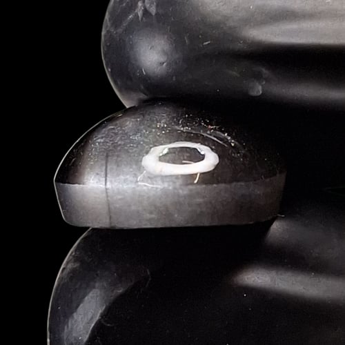 حجر الشمس الاسود الطبيعي مفحوص و موثق بشهادة مختبر