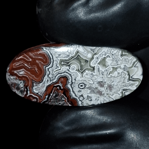 حجر عقيق طبيعي مفحوص و موثق بشهادة مختبر