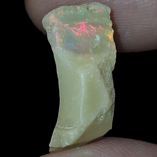 حجر اوبال خام طبيعي تحفة للإقتناء أو الإهداء