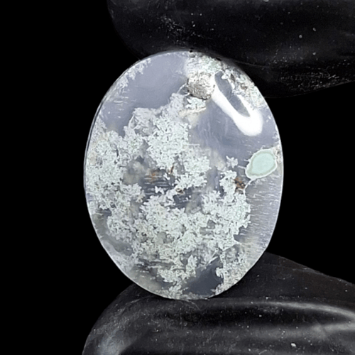 حجر عقيق بتكوين جمالي طبيعي