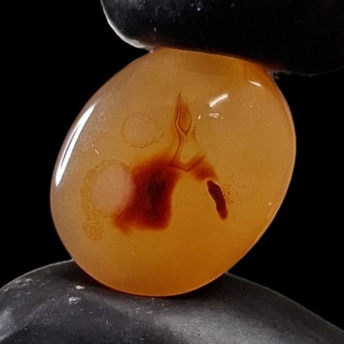 حجر عقيق طبيعي مصور طير على الغصن مفحوص بشهادة مخت...