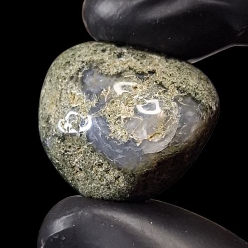 حجر عقيق طحلبي خام تحفة للاقتناء او الاهداء