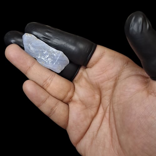 حجر عقيق ازرق سماوي خام تحفة للاقتناء او الاهداء