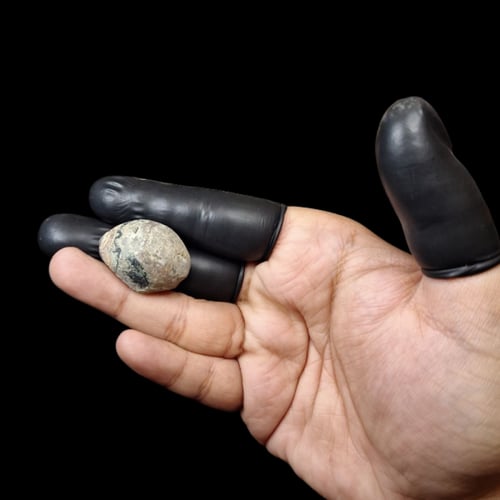 حجر عقيق داؤدي خام تحفة للاقتناء او الاهداء