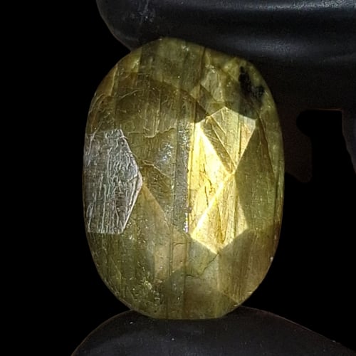 حجر الطاؤوس الطبيعي قص أوجه وتوهج رائع