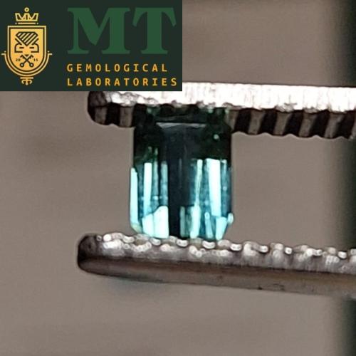 حجر تورمالين طبيعي مفحوص وموثق بشهادة مختبر