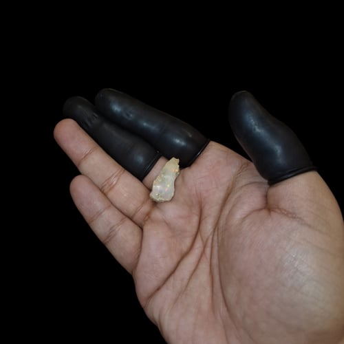 حجر اوبال خام طبيعي تحفة للإقتناء أو الإهداء