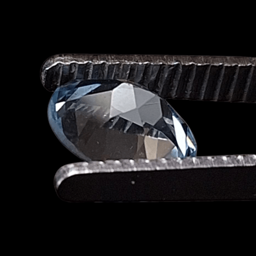 حجر توباز طبيعي مفحوص و موثق بشهادة مختبر