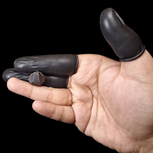 حجر جارنت خام طبيعي تحفة للاقتناء او الاهداء