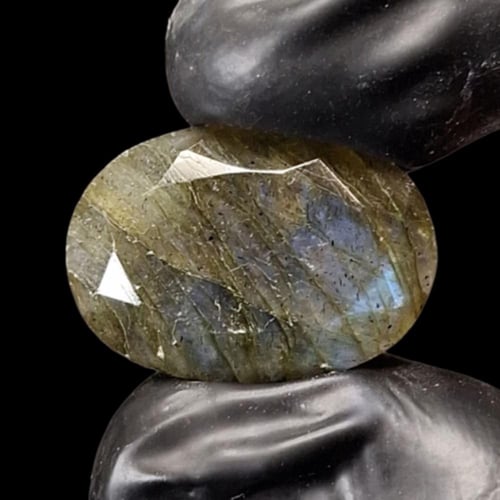 حجر الطاؤوس الطبيعي قص أوجه وتوهج رائع