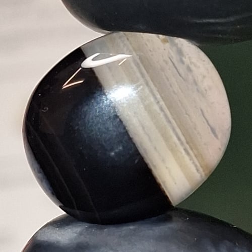 حجر عقيق طبيعي جزء قاتم وجزء شفاف رائع مفحوص و موث...