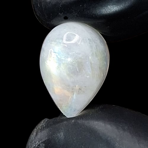 حجر القمر الطبيعي قص جميل