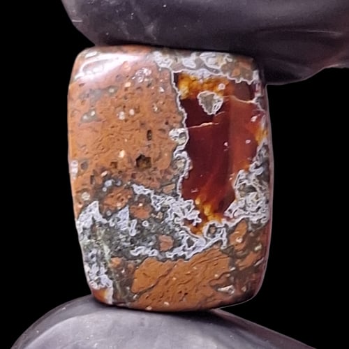 حجر عقيق خرائطي احمر طبيعي