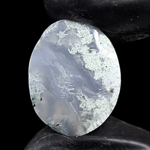 حجر عقيق بتكوين جمالي طبيعي