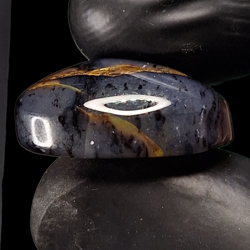 حجر عقيق مزعفر طبيعي مفحوص و موثق بشهادة مختبر