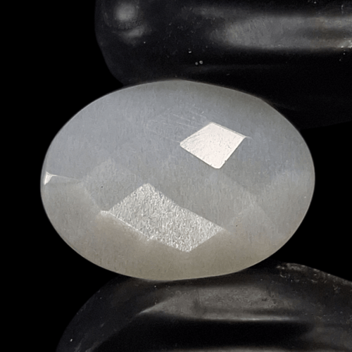 حجر القمر ذو التوهج الأبيض طبيعي قص أوجه مترش رائع