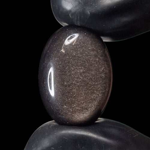 حجر اوبسيديان اسود مع توهج طبيعي مفحوص بشهادة مختب...