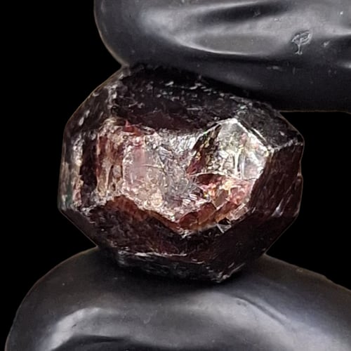 حجر جارنت خام طبيعي تحفة للاقتناء او الاهداء