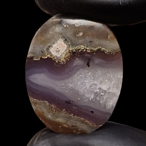 حجر عقيق خرائطي مع تكوين بلوري بنفسجي طبيعي