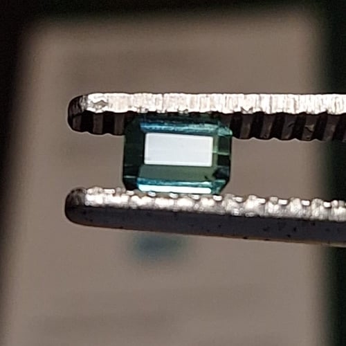 حجر تورمالين طبيعي مفحوص وموثق بشهادة مختبر