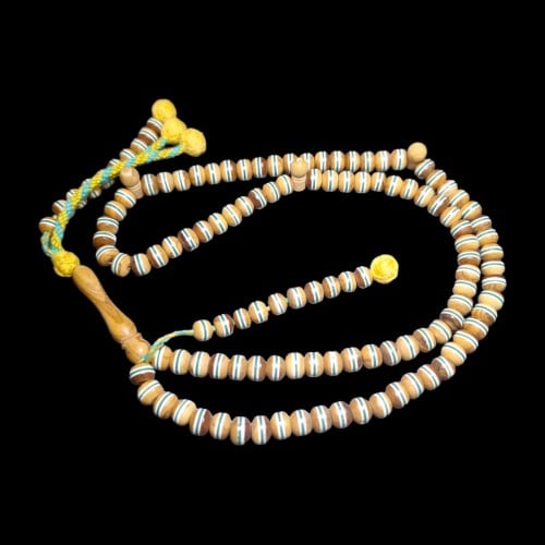 سبحة من خشب الزيتون مزينه بألوان مع عداد