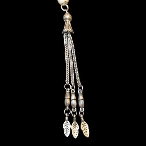 سبحة بيضاء كركوشه معدنية تطيعيم باللون الفضي والأز...